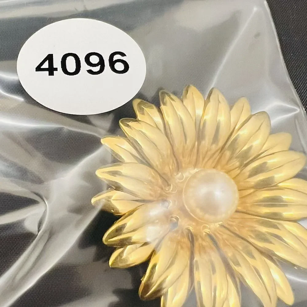 Vintage 3d Flower Faux Pearl Brooch Floral Daisy Shiny Gold Tone PRETTY 4096